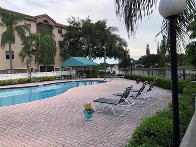 Well-maintained top-floor condo in Bayport Village at the - photo 2