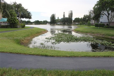 Well-maintained top-floor condo in Bayport Village at the - photo 4
