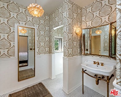 Introducing the Howard Hughes Estate, an iconic Spanish Revival - photo 31