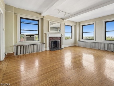 Discover the potential of this 1-bedroom residence with sweeping - photo 2