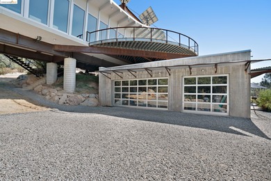 The Shipwreck House: inspired by the serpentine profiles found - photo 12