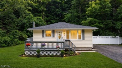 Welcome home to this move-in ready 3-bedroom ranch, perfectly - photo 1