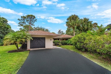 (private lake, pond, creek) Home For Sale in Boynton Beach Florida