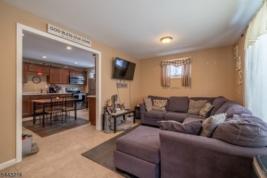 Welcome home to this move-in ready 3-bedroom ranch, perfectly - photo 4