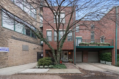 (private lake, pond, creek) Townhome/Townhouse Active Under Contract in Chicago Illinois