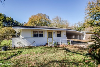 Seller says bring all offers! Welcome to this classic 3-bedroom - photo 2