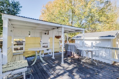 Seller says bring all offers! Welcome to this classic 3-bedroom - photo 4