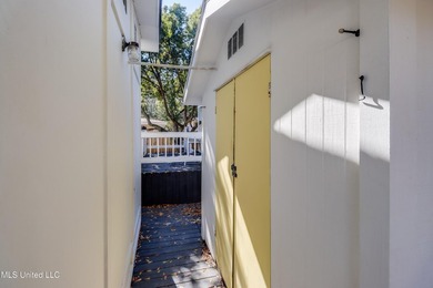 Seller says bring all offers! Welcome to this classic 3-bedroom - photo 5