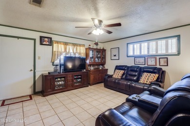 Seller says bring all offers! Welcome to this classic 3-bedroom - photo 7