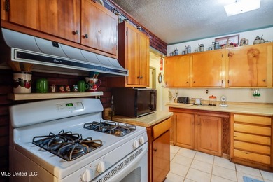 Seller says bring all offers! Welcome to this classic 3-bedroom - photo 10