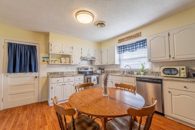 Welcome to this beautifully maintained brick ranch home - photo 12