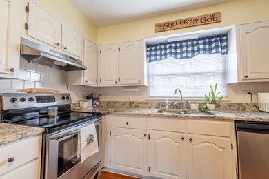 Welcome to this beautifully maintained brick ranch home - photo 14