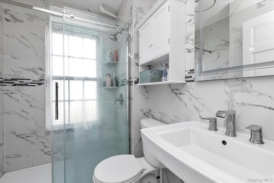 Vacant and Motivated Seller! Totally Renovated From Top to - photo 5