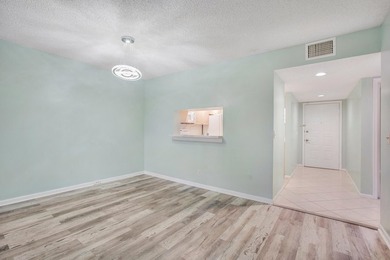 Welcome to this beautiful 2-bedroom, 2-bathroom condominium - photo 3