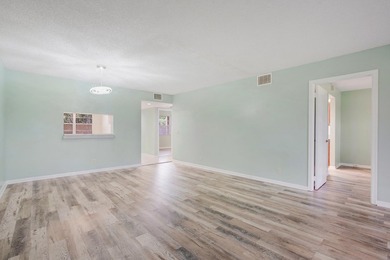 Welcome to this beautiful 2-bedroom, 2-bathroom condominium - photo 4