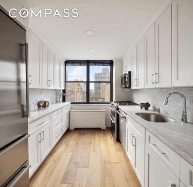 Gut renovated high-floor corner two bedroom with spectacular - photo 3