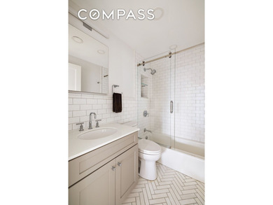 Gut renovated high-floor corner two bedroom with spectacular - photo 7