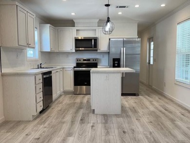 This cozy manufactured home in Tropical Haven offers 2 bedrooms - photo 3
