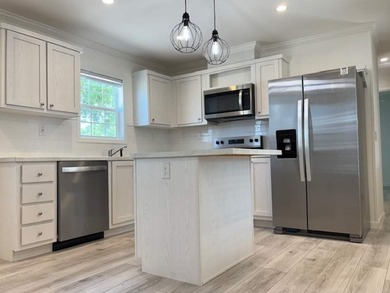 This cozy manufactured home in Tropical Haven offers 2 bedrooms - photo 6