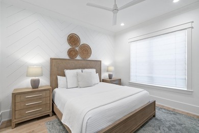 Elegantly appointed and recently built custom Gulf View home on - photo 17
