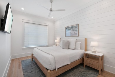 Elegantly appointed and recently built custom Gulf View home on - photo 20