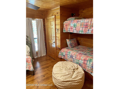 -18-20 feet off of the ground -3 Bedrooms -2 Full Baths - photo 20