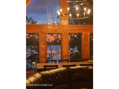 -18-20 feet off of the ground -3 Bedrooms -2 Full Baths - photo 23