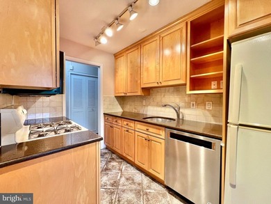 Great opportunity to own in the Grosvenor Park High-Rise - photo 2