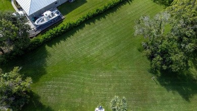 BEAUTIFUL > 1 ACRE WATERFRONT PROPERTY IN QUIET NEIGHBORHOOD - photo 5