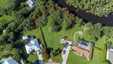 BEAUTIFUL > 1 ACRE WATERFRONT PROPERTY IN QUIET NEIGHBORHOOD - photo 10