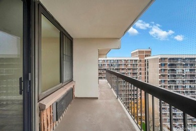 Welcome to your top floor newly renovated 2 bed condo in Village - photo 23