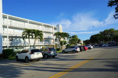 This Penthouse 1 bedrum, 1.5 bath w/ beautiful water view is - photo 2