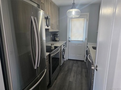 Beautifully updated Studio Co-op in West Babylon. Move right - photo 15