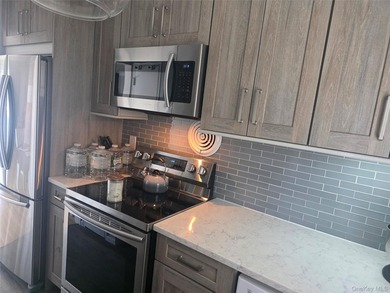 Beautifully updated Studio Co-op in West Babylon. Move right - photo 21