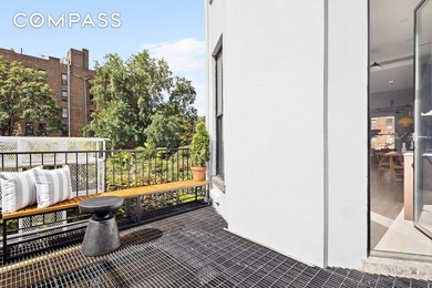 Corner House! Magnificent and fully renovated 2 family home in - photo 7