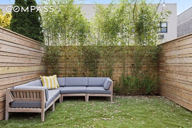 Corner House! Magnificent and fully renovated 2 family home in - photo 9