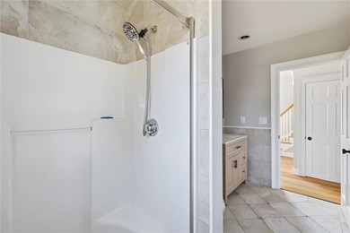 Welcome to 5 Thayer Pl-a beautifully maintained Cape-Style home - photo 11