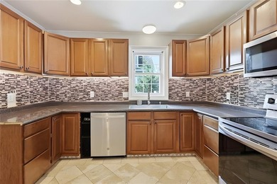 Welcome to 5 Thayer Pl-a beautifully maintained Cape-Style home - photo 17