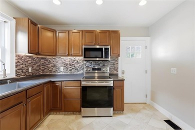 Welcome to 5 Thayer Pl-a beautifully maintained Cape-Style home - photo 18