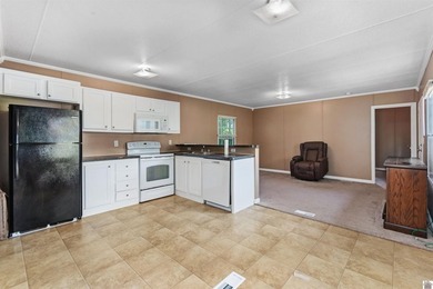 Space, privacy, and an unbeatable location! This 2-3 bedroom - photo 7