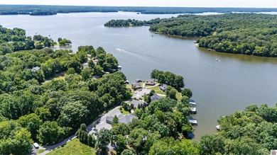 Built in 2019, this one level Lake Barkley waterfront home - photo 4