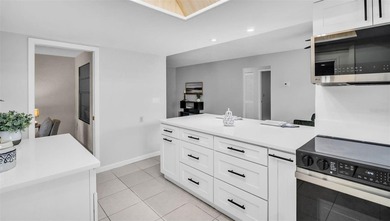 Fully updated 2-bedroom, 2-bath villa with attached garage - photo 17