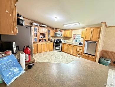 Enjoy the peace and privacy of country living with this spacious - photo 2