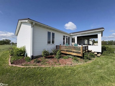 Enjoy the best of lake living with this inviting lakeside ranch - photo 4