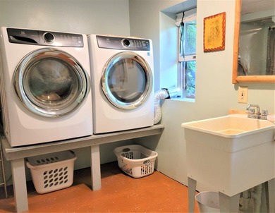 Driftless Region Gem: 4 BR, 2 Bath, 1916 terra cotta block - photo 30