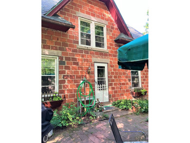 Driftless Region Gem: 4 BR, 2 Bath, 1916 terra cotta block - photo 32