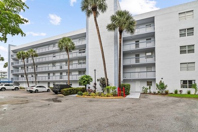 Beautifully remodeled 3-bedroom, 2-bath CORNER UNIT in - photo 4