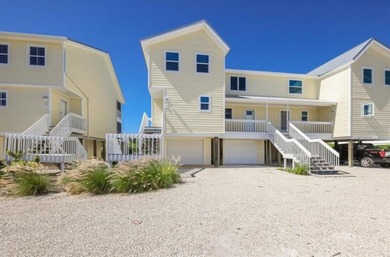 Spectacular Southern exposure corner beach front villa that has - photo 1