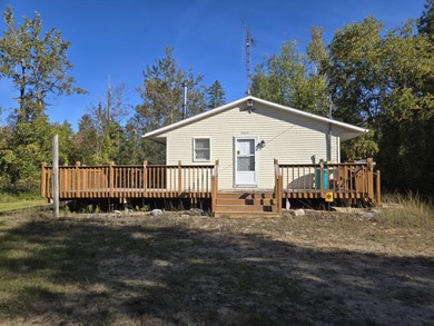 Location, location, location! This cozy 2 bedroom, 1 bathroom - photo 2