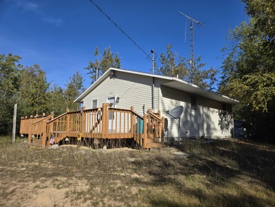 Location, location, location! This cozy 2 bedroom, 1 bathroom - photo 3